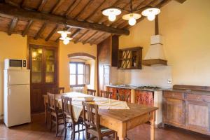 cocina con mesa de madera y nevera blanca en Holiday Homes in Pelago - Toskana 42338, en Pelago