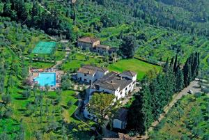 una vista aérea de una casa con piscina en Holiday Homes in Pelago - Toskana 42338, en Pelago