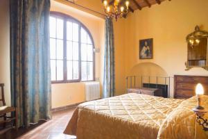 1 dormitorio con cama y ventana grande en Holiday Homes in Pelago - Toskana 42338, en Pelago