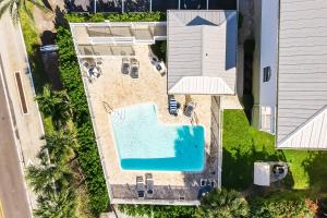 uma vista superior para uma piscina e uma casa em Gulf Getaway em Clearwater Beach