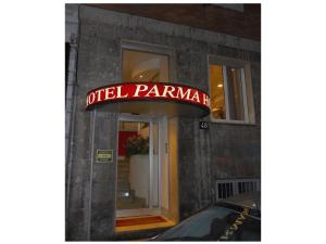 een bord dat oude panama leest voor een gebouw bij Hotel Parma in Milaan