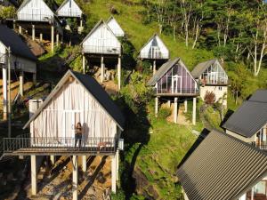 een luchtfoto van een groep huizen op een heuvel bij St.Clair Villas in Dimbula