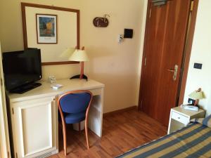 TV a/nebo společenská místnost v ubytování Hotel Brennero e Varsavia + 24 fotografií