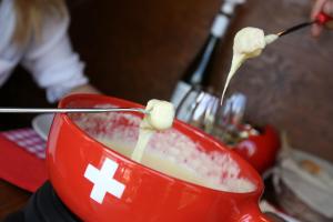 un cuenco rojo con leche vertida en una bebida en Schlaf-Fass Maienfeld, en Maienfeld