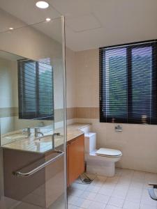 Kylpyhuone majoituspaikassa Santubong Suites B Just Like Home Damai