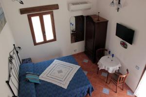 a living room with a blue couch and a table at La Casa del Geko in Cefalù