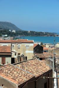 a view of roofs of buildings and the water at La Casa del Geko in Cefalù