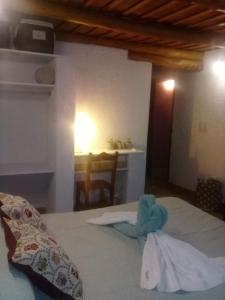 una camera da letto con un letto con un fiocco blu sopra di Architerra a San Javier