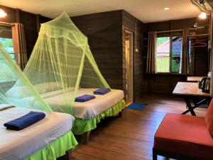 Un pat sau paturi într-o cameră la Khao Sok Morning Mist Resort +127 fotografii