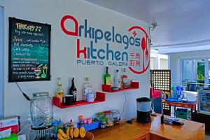kuchnia z blatem z napisem na ścianie w obiekcie Arkipelago Beach Resort w mieście Puerto Galera