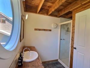 Koupelna v ubytování Banjo's Chalet, alpine-getaways