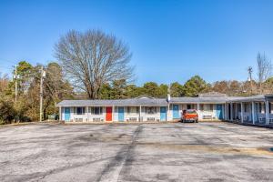 an empty parking lot in front of a building at OYO Hotel Heber Springs Lakeside in Heber Springs