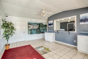 a living room with a ceiling fan and a red rug at OYO Hotel Heber Springs Lakeside in Heber Springs