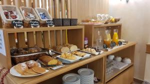 un estante lleno de diferentes tipos de pan y repostería en Abadía Burgos Camino Santiago, en Burgos 37 fotos más