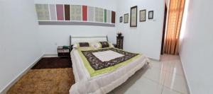 Tempat tidur dalam kamar di Embon Homestay