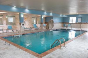 ein großer Pool in einem Hotelzimmer in der Unterkunft Holiday Inn Express Hotel & Suites Temple-Medical Center Area, an IHG Hotel in Temple