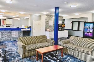 Χώρος καθιστικού στο Coratel Inn & Suites by Jasper Northfield