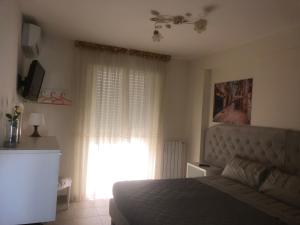 1 dormitorio con cama y ventana en B&B Waltanna Airport, en Bari