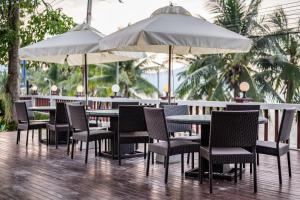 ห้องอาหารหรือที่รับประทานอาหารของ RimLay Beachfront Pool Villa