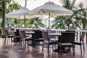 Restaurace v ubytování RimLay Beachfront Pool Villa