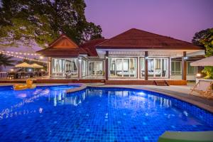 Bazén v ubytování RimLay Beachfront Pool Villa nebo v jeho okolí