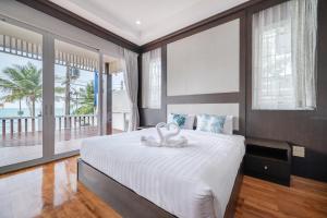 Postel nebo postele na pokoji v ubytování RimLay Beachfront Pool Villa