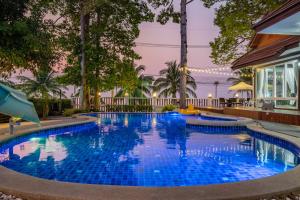 Bazén v ubytování RimLay Beachfront Pool Villa nebo v jeho okolí