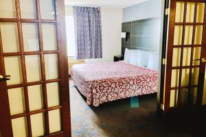 Llit o llits en una habitació de Coratel Inn & Suites by Jasper Northfield