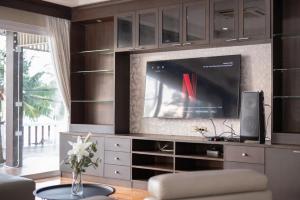 TV a/nebo společenská místnost v ubytování RimLay Beachfront Pool Villa