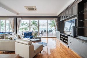 TV a/nebo společenská místnost v ubytování RimLay Beachfront Pool Villa