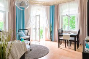 a living room with a table and chairs at DD-Apartment Löbtau 1 in Dresden