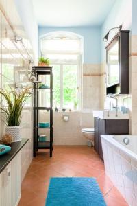 a bathroom with a sink and a toilet and a tub at DD-Apartment Löbtau 1 in Dresden