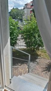 Drzwi otwarte na balkon z bramą w obiekcie DD-Apartment Löbtau 1 w Dreźnie