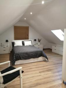 una camera da letto con letto in mansarda di Casa do Coronel de Alcochete ad Alcochete