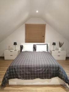 una camera da letto con un letto con una coperta bianca e nera di Casa do Coronel de Alcochete ad Alcochete Altre 62 foto