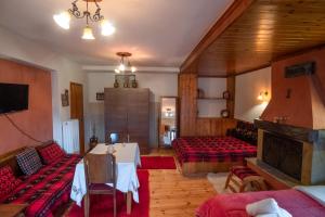 a room with two beds and a table and chairs at Casa Calda in Syrrako