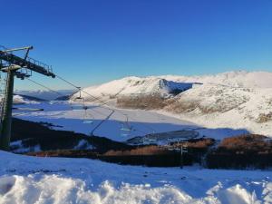 um teleférico na neve numa montanha em Appartamento a Campo Felice - Treeffe em Collimento