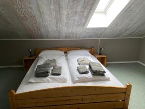 מיטה או מיטות בחדר ב-Schönwald Waldchalet am Musenberg
