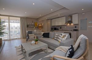 ein Wohnzimmer mit einem Sofa und einem Tisch in der Unterkunft A Stunning Seaview Penthouse; 3bedrooms + nanny in Hurghada