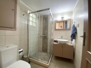 Ванная комната в Plaka Bleu Apartments