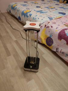 a vacuum cleaner sitting next to a bed at Mi Casa B&B in Taitung City
