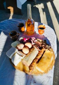 um prato de comida com ovos e pão numa mesa em Casa din Deal Isverna Mehedinți em Turtaba