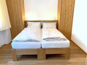 - un lit avec 2 oreillers dans l'établissement Villa Emeline, à Zermatt