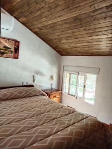 um quarto com uma cama e uma janela em Finca los Prados em La Iruela