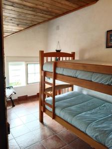 1 dormitorio con 2 literas en una habitación en Finca los Prados en La Iruela