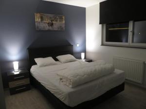Tempat tidur dalam kamar di La Roche en Ardenne , welcome