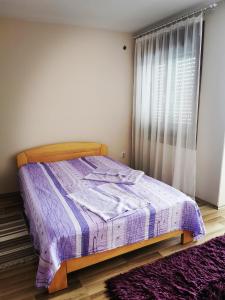 Tempat tidur dalam kamar di Jumiko Apartments