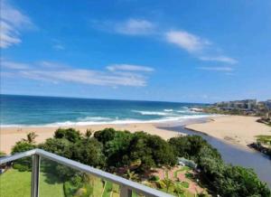 balcone con vista sulla spiaggia e sull'oceano. di Santana 904 beachfront apartment. Beautiful sea views a Margate