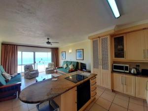 una cucina e un soggiorno con vista sull'oceano di Santana 904 beachfront apartment. Beautiful sea views a Margate