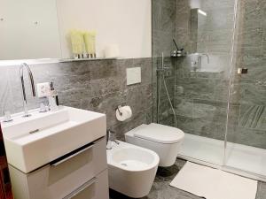 y baño con lavabo, aseo y ducha. en Villa Emeline, en Zermatt